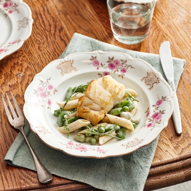 Kabeljauw met dille saus, groene groenten en penne rigatta Kabeljauw met dille saus, groene groenten en penne rigatta